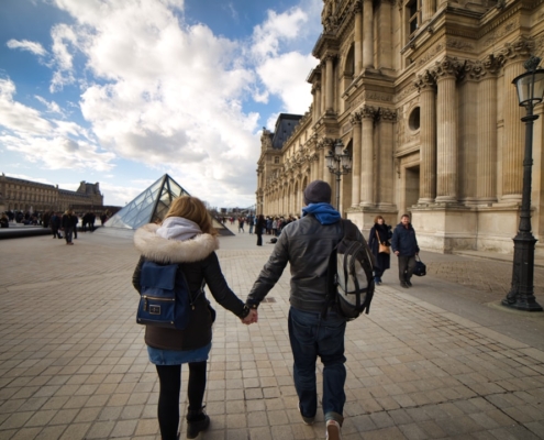 Dirigeants signant une cession d'entreprise — valorisation PME France 2025