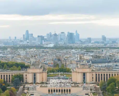 Cession internationale PME : pièges juridiques et fiscaux 18 Image hero grand format, ambiance premium sobre. Idéalement une scène de négociation ou de réunion stratégique dans un cadre corporate parisien ou un quartier d'affaires français (La Défense, Part-Dieu Lyon, Bordeaux Euratlantique). Lumière naturelle froide ou lumière de bureau haut de gamme. Pas de poignée de main cliché : privilégier une table de réunion avec documents, écrans, dirigeants en discussion concentrée. Palette : gris anthracite, blanc, touches de bleu marine. Aucun élément US/UK visible.