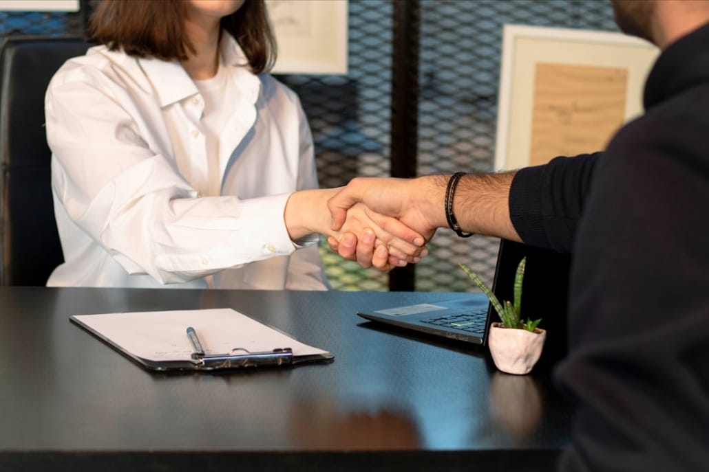 Transmettre son entreprise en France : une décision stratégique à haute valeur 21 Transmission entreprise - business - réunion dirigeants business