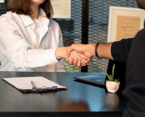Transmettre son entreprise en France : une décision stratégique à haute valeur 11 Transmission entreprise - business - réunion dirigeants business