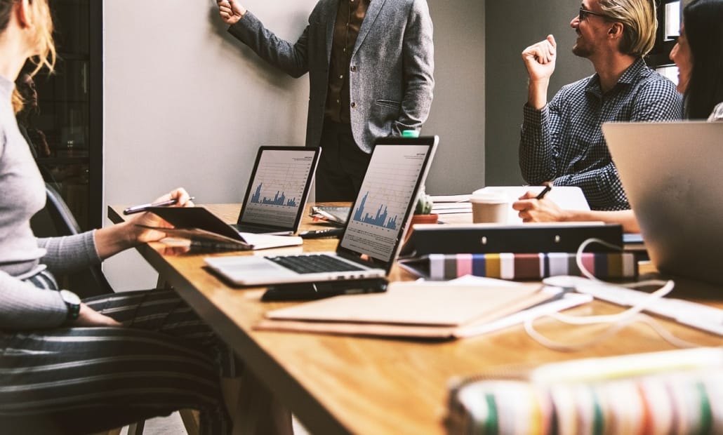 L‘impact du COVID-19 sur les évaluations d’entreprises en France ? 87 L‘impact du COVID-19 sur les évaluations d’entreprises en France ? - business - réunion dirigeants business