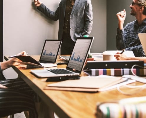 L‘impact du COVID-19 sur les évaluations d’entreprises en France ? 79 L‘impact du COVID-19 sur les évaluations d’entreprises en France ? - business - réunion dirigeants business