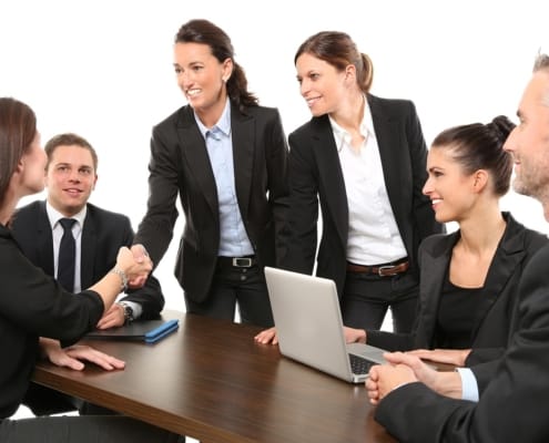 10 questions avant de vendre son entreprise 55 Transmission entreprise - business - réunion dirigeants business
