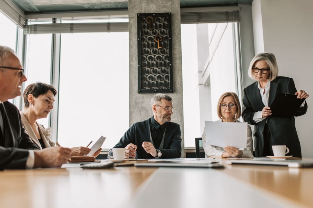 Comment transmettre avec succès son entreprise familiale ? 49 Transmission entreprise - business - réunion dirigeants business