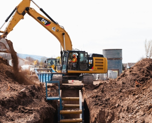 Excavatrice sur un chantier de tranchage. Photographie d’illustration, sans lien avec les sociétés de l’opération.