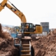 Excavatrice sur un chantier de tranchage. Photographie d’illustration, sans lien avec les sociétés de l’opération.